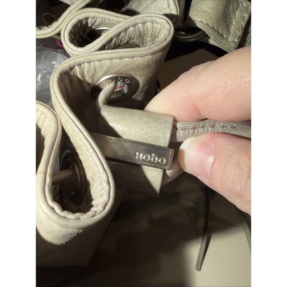 Hobo International Grey leather bucket crossbody bag with a drawstring closure - Picture 2 of 7